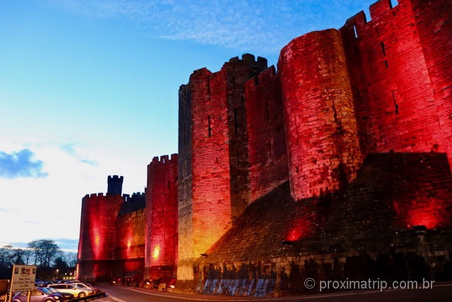 Castelo de Caernarfon, com iluminação noturna