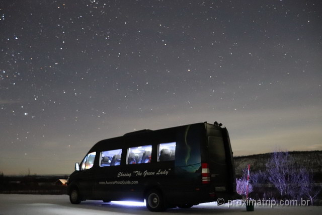 parada no meio da estrada: a van de nosso tour com o Geir, em Tromso, Noruega