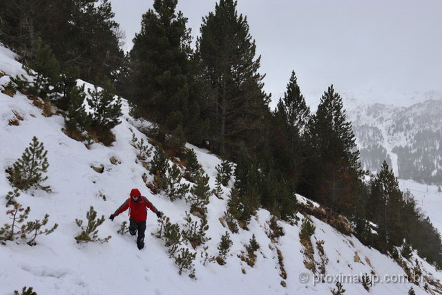 explorando as montanhas nevadas em Andorra