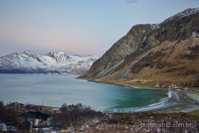 Grotfjord e uma praia no bucólico cenário dos fiordes de Tromso