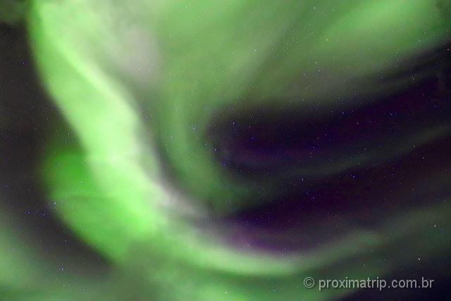 de queixo caído vendo a aurora boreal dançar incessantemente, em Tromso, Noruega