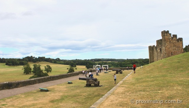 Castelo de Alnwick: canhões e paisagens bucólicas da Inglaterra