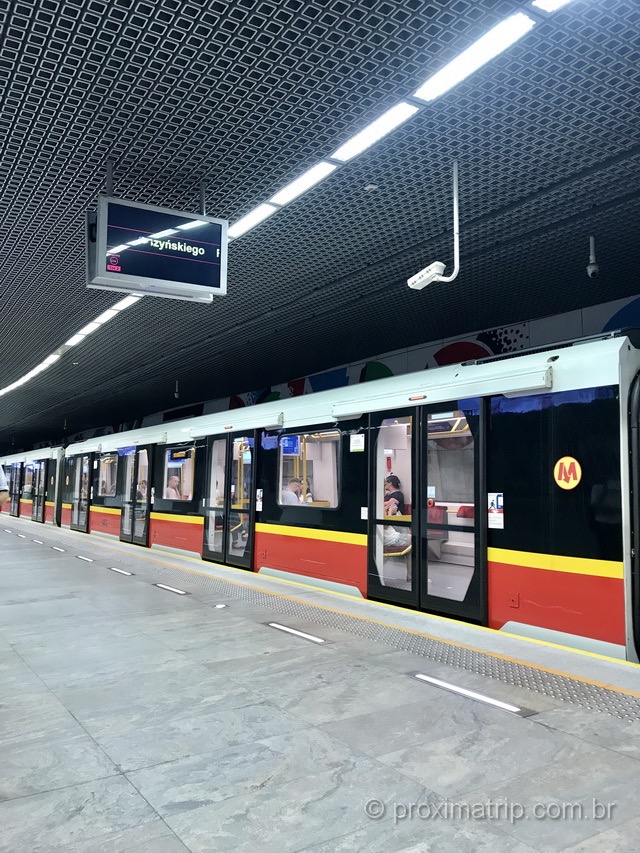 Metrô na Polônia: nós usamos transporte público mesmo viajando! Metrô na Polônia: nós usamos transporte público mesmo viajando!