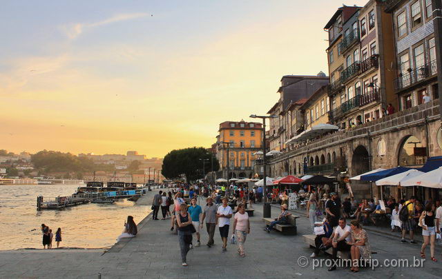 Praça e Cais da Ribeira em Porto