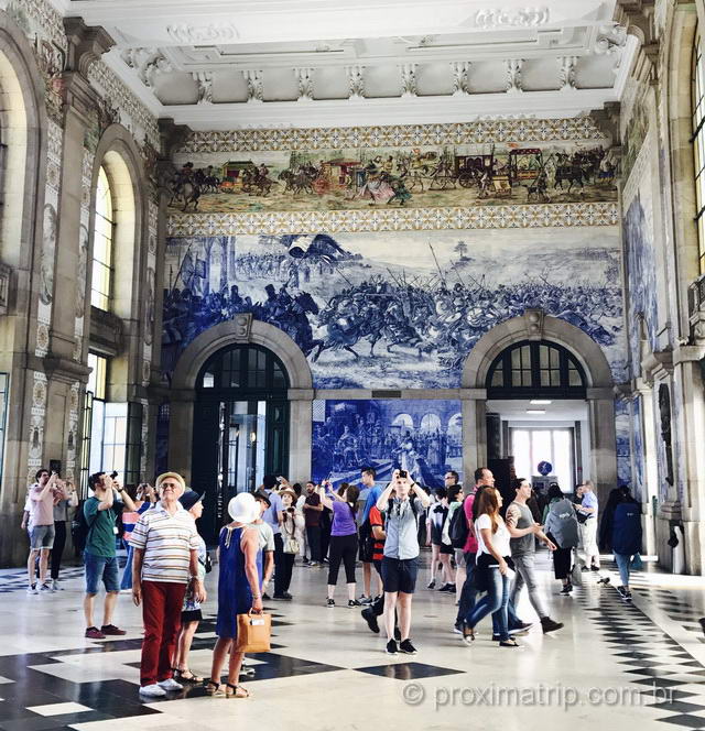 A estação São Bento de trens e metrô em Porto