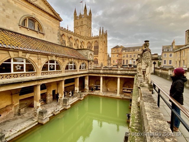 admirando as termas romanas em Bath