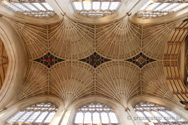 o teto impressionante da Abadia de Bath