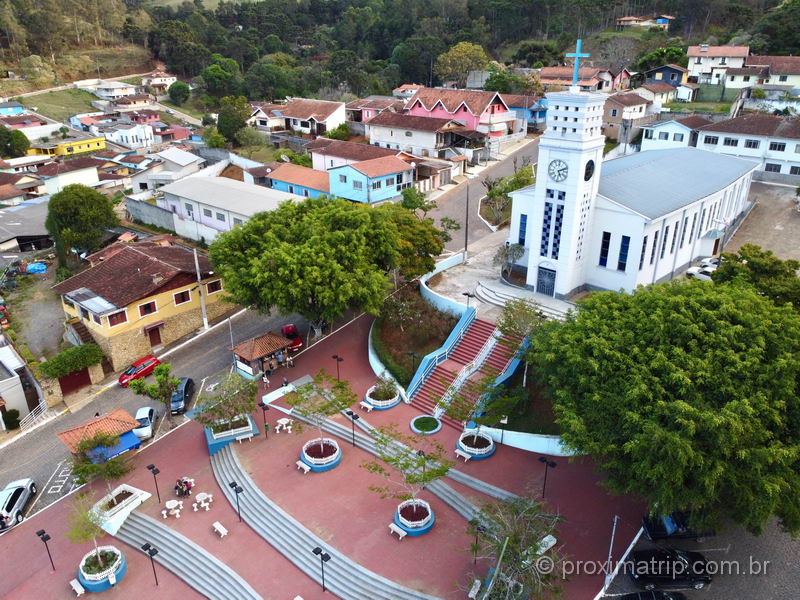 cidade de Gonçalves (MG) vista do alto, em imagem com drone