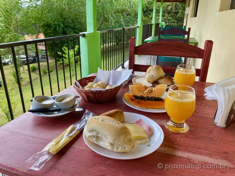 Café da manhã mineiro na Pousada Caminho da Roça em Gonçalves MG