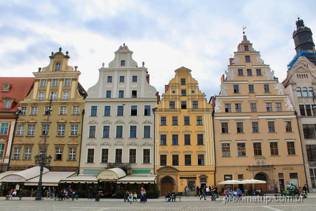 prédios "coloridos", reconstruções em estilo Barroco e Classicista vigente nas construções da praça no século XVIII.