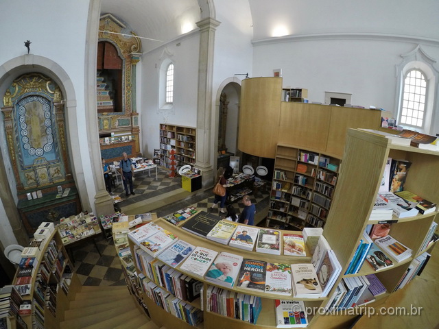 Por dentro da Livraria Santiago, em Óbidos