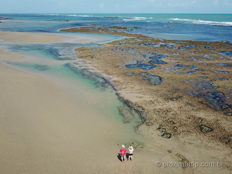 Piscinas naturais de Guajiru/Flecheiras no Ceará, vistas com drone