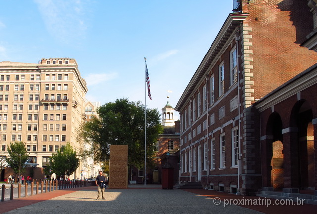 Independence Hall (à direita na foto): The birthplace of America