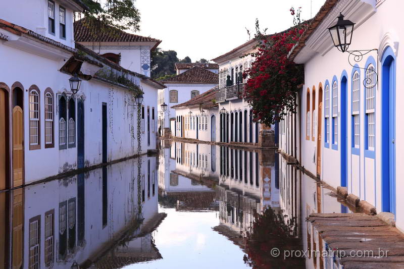 Ruas alagadas durante a maré alta, em Paraty