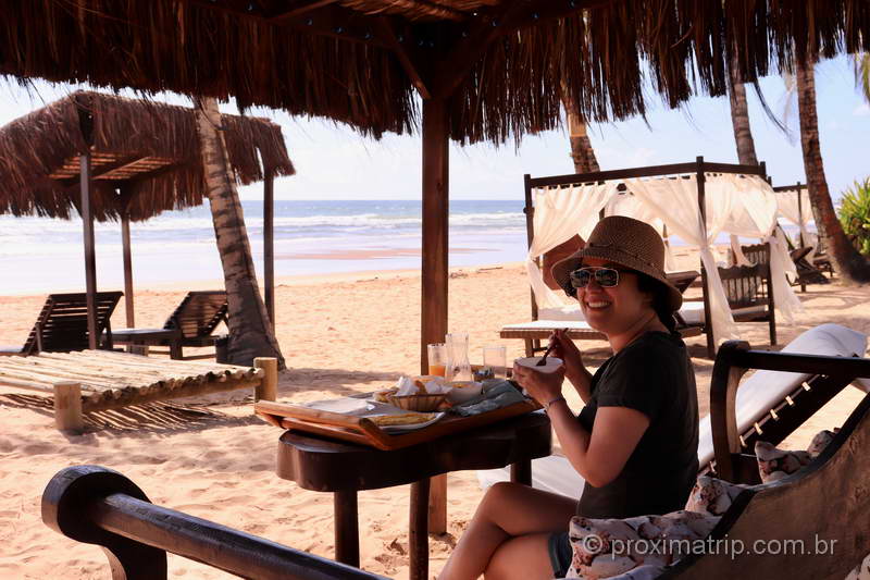 Onde ficar na Península de Maraú: café da manhã na praia em Taipu de Fora