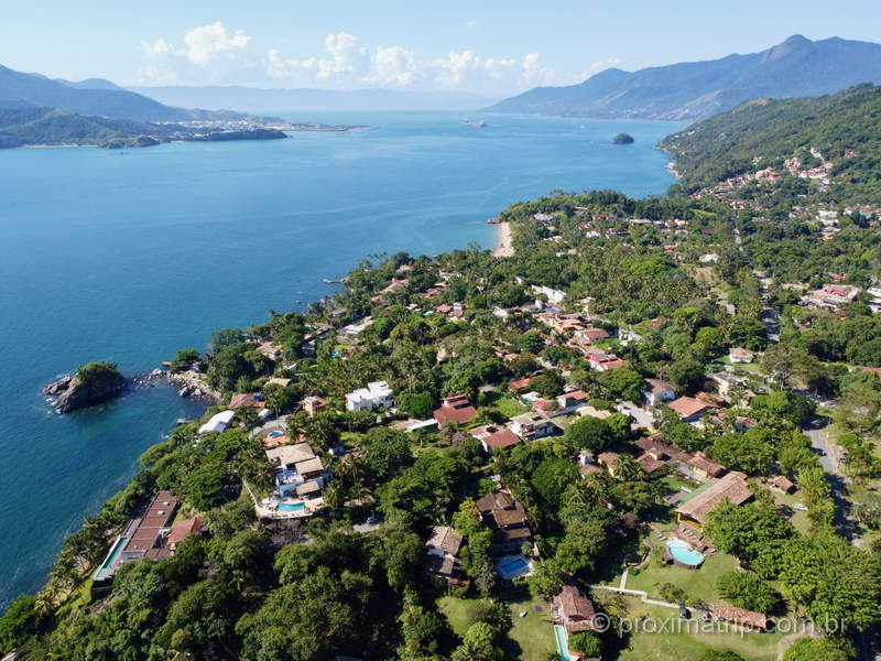 Ilhabela, no litoral norte de São Paulo, vista com drone