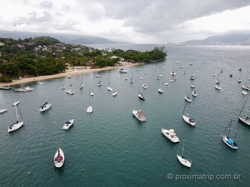 Praia do Saco da Capela em Ilhabela, vista com drone