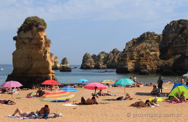 Banhistas na Praia de Dona Ana, em Lagos