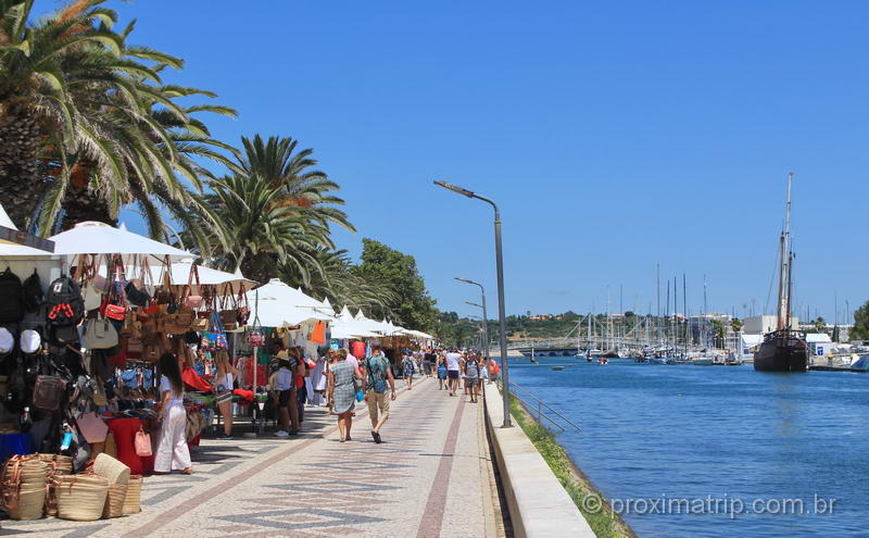 Turistas passeiam em Lagos, Portugal