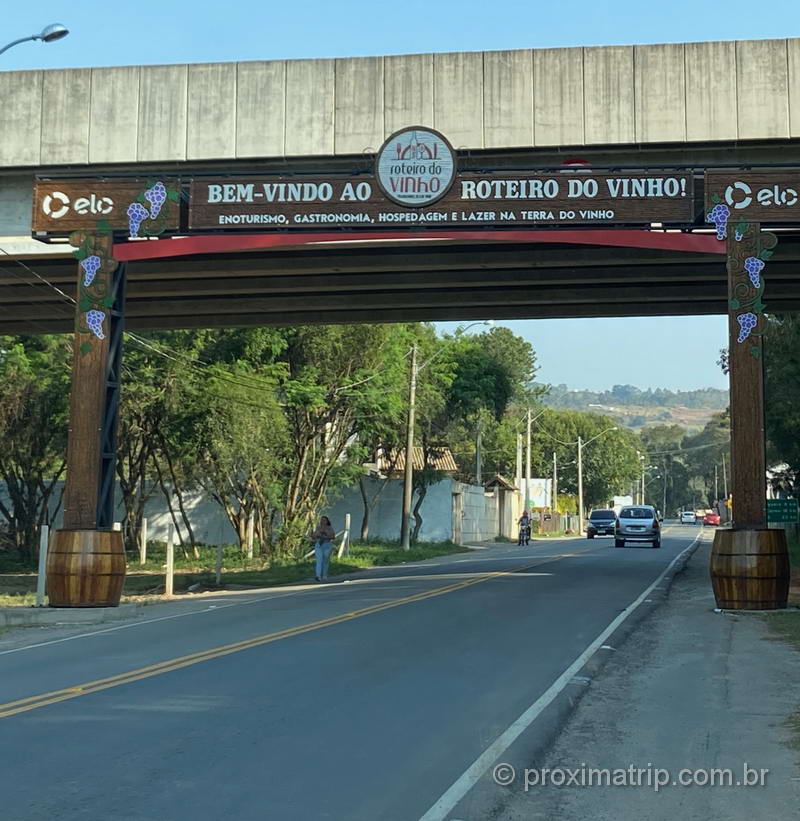 Portal em estrada de São Roque dá as boas vindas aos visitantes na Rota do Vinho