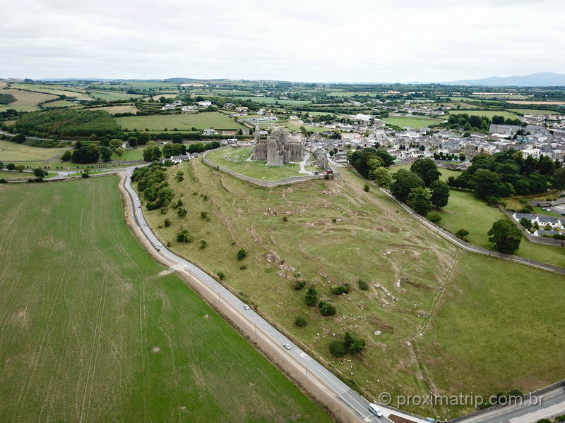 O Rochedo de Cashel visto com o drone: A fortaleza e a cidade e fazendas dos arredores