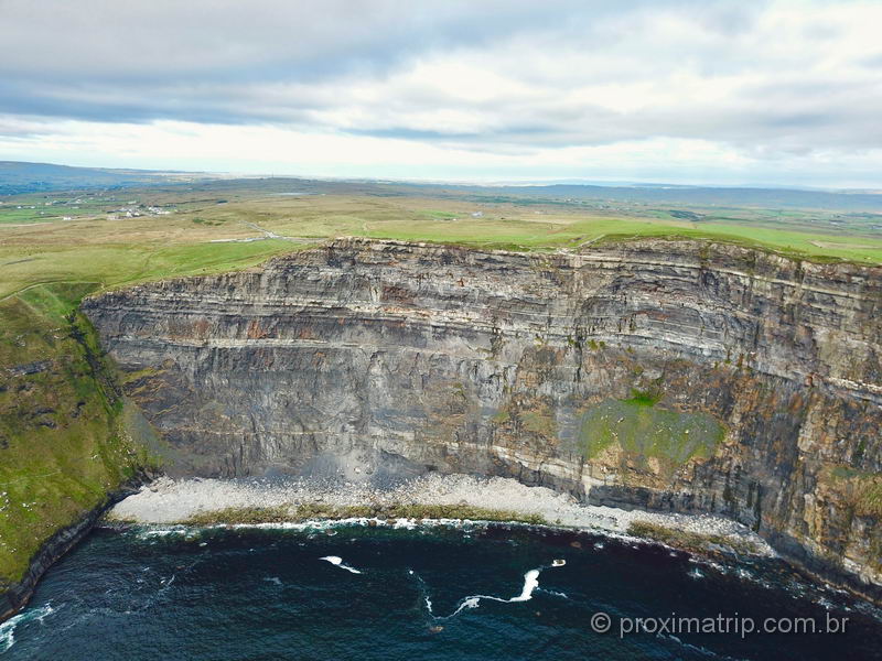 Paredão impressionante em Cliffs of Moher forma um enorme penhasco!