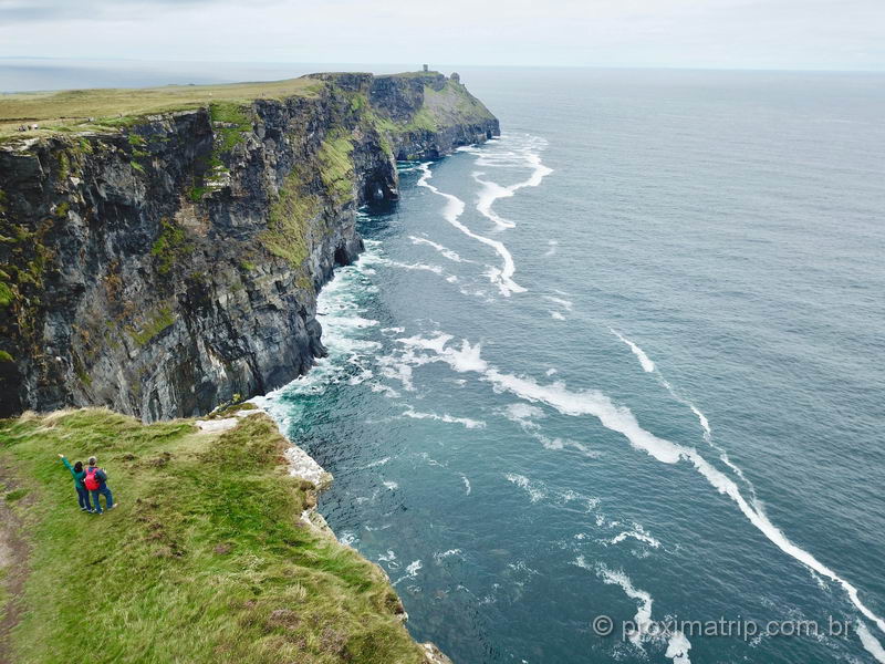 Caminhando rumo ao sul da Cliffs of Moher Coastal Walk: paisagens deslumbrantes