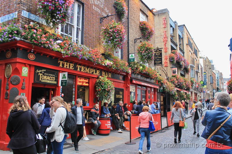 A região de Temple Bar, em Dulbin, é famosa por seus tradicionais e animados pubs