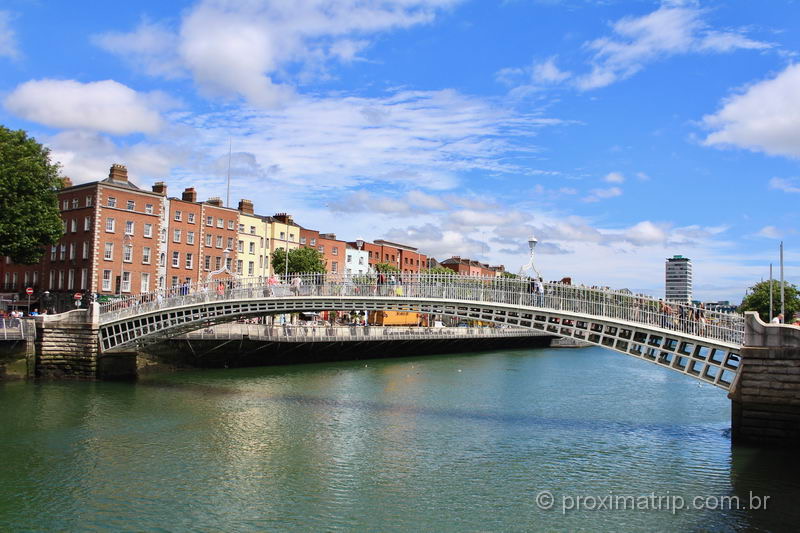 Dublin em dia ensolarado de verão, com Ha'Penny Bridge em destaque