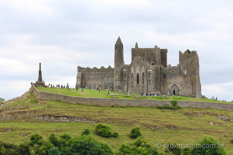 Rock of Cashel: uma mistura de museu, castelo, sítio arqueológico e religioso no interior da Irlanda