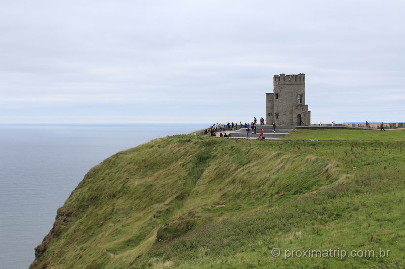 Turistas admiram a paisagem na plataforma de observação próximo a O’Brien’s Tower.