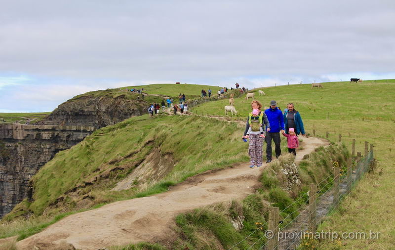 Turistas caminham na trilha das Falésias de Moher, na Irlanda.