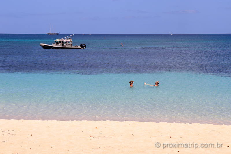 turistas relaxam na Grand Anse Beach, a praia mais bonita de Granada