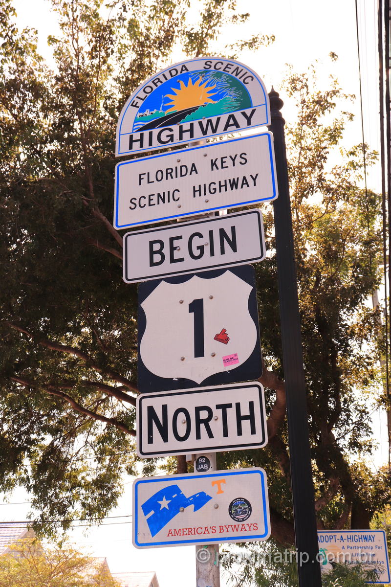 A Milha Zero da rodovia US 1, uma das estradas mais cênicas dos EUA, passa por todas as Florida Keys e começa em Key West.