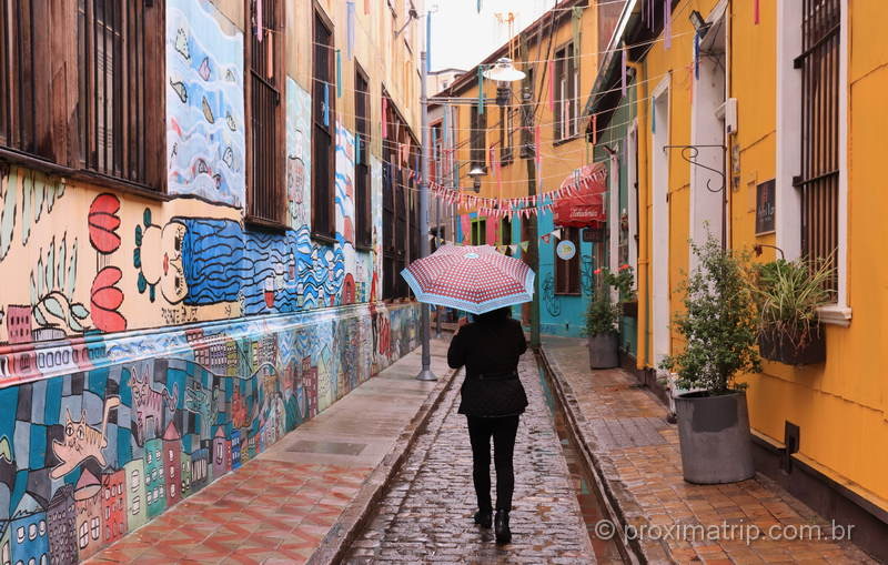 O que fazer em Valparaíso: explorar as ruelas dos Cerros Alegre, Bellavista e Concepción está no roteiro dos turistas que visitam a cidade