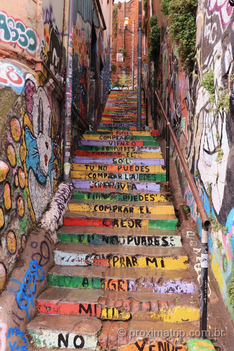 Street art em Valparaíso, no Chile: murais, mosaicos, grafites e escadarias colorem os cerros da cidade.