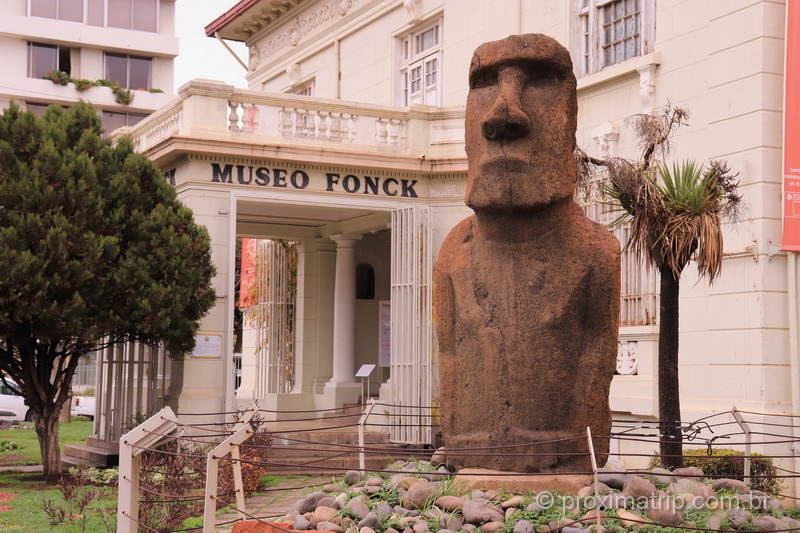 O que fazer em Viña del Mar: No Museu Fonck há um moai original da Ilha de Páscoa bem na entrada