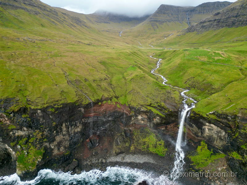Paisagem das Ilhas Faroé, vista com drone