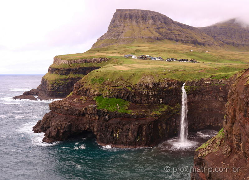O principal ponto turístico das Ilhas Faroé: a cachoeira Múlafossur, em Gásadalur